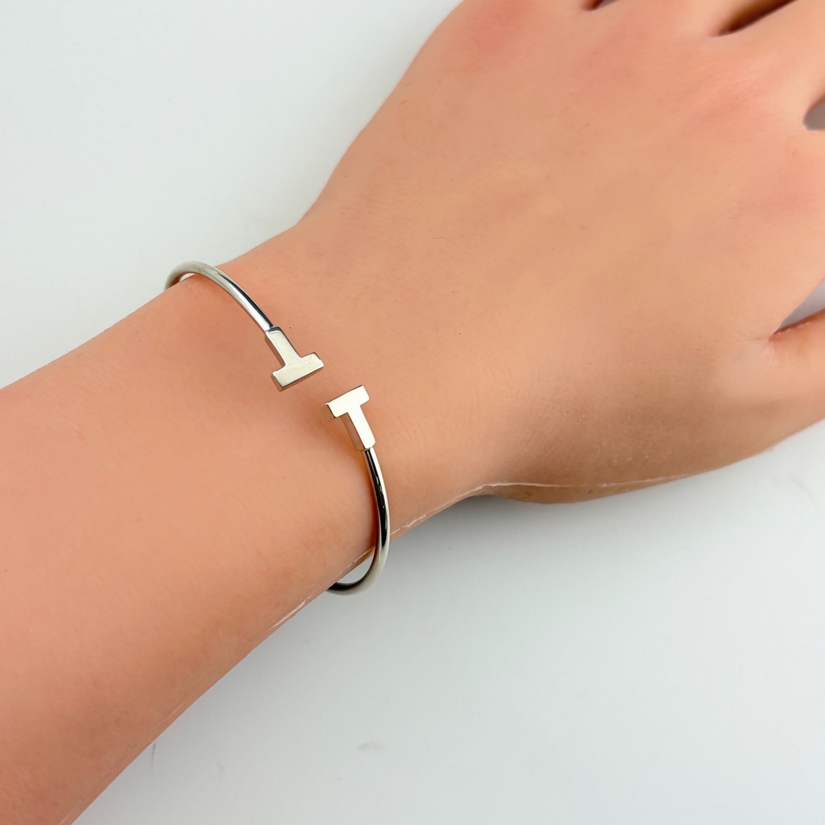 Tiffany & Co. バングル ティファニー TIFFANY&Co. Tワイヤー バングル 腕輪 バングル 750